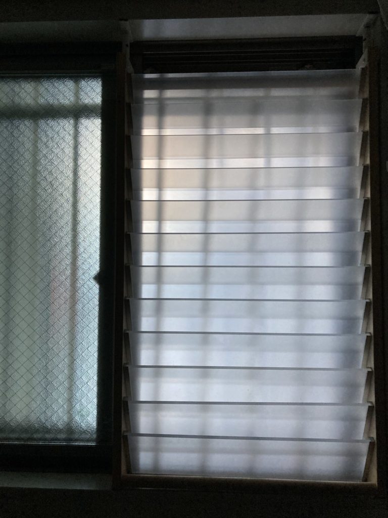 窓の目隠しルーバー